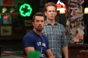 Mac (Rob McElhenney, l.); Dennis Reynolds (Glenn Howerton, r.)