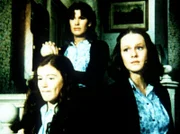 Erschrocken nehmen Elizabeth (Kami Cotler, l.), Erin (Mary Beth McDonough, r.) und Mary Ellen (Judy Norton-Taylor, M.) die Nachricht von der Krankheit ihrer Mutter auf.