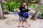 Das Passagierpärchen Anne Hoffmann und Tobias Schaller übernachtet in einem Bungalow am Meer im Barefoot Manta Island Resort, Fidschi-Inseln.