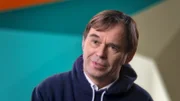 Hermann-Josef Tenhagen, der Journalist erinnert sich und kommentiert in der Sendung rückblickend die Ereignisse der Nullerjahre.