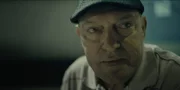 Avis Vater Salomon (Shlomi Shabat) erlebt vor seinem Kiosk eine böse Überraschung.