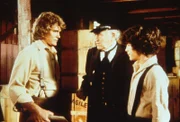 Albert (Matthew Laborteaux, r.) ist von Harlan als Schwarzfahrer erwischt worden, was Charles (Michael Landon, l.) sehr peinlich ist.