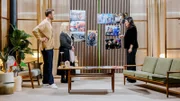 Susanne Schröter (M.) und Düzen Tekkal (r.) zu Gast bei Leon Winscheid (l.) auf der Couch.