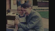 "Hitler als Kinderfreund": Die Bilder der Hitler-Geliebten Eva Braun, die auf dem Berghof entstehen, zeigen ihn als scheinbar kinder- und tierliebenden Menschen. Es sind wohlüberlegte Inszenierungen. Viele der Fotos verkauft sie gewinnbringend an Hitlers Leibfotografen Heinrich Hoffmann.