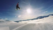 Jonas ist Favorit bei den Schweizer Snowboardmeisterschaften und trainiert hart einen schwierigen Trick, den Crippler.