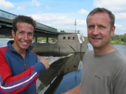Am Wehr Geesthacht erklärt Peter dem Reporter, wie bei einem Fluss der Wasserstand reguliert werden kann.