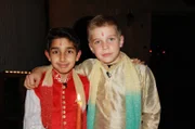 Tanvir zeigt seinem Freund Adrian wie man Diwali das indische Kerzenfest feiert. Dafür backen sie ganz viele süße Bällchen, genannt Laddus.