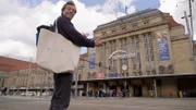 Tobi steht vor dem Leipziger Hauptbahnhof.