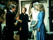 John Walton (Ralph Waite, l.) möchte Olivia (Michael Learned, r.) eine Freude machen. In einem Modegeschäft soll sie sich ein Kleid aussuchen.