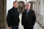 Ermittler Franz Wirges (r.) erzählt Sven Voss (l.) die Details zu einem seiner außergewöhnlichsten Mordfälle: Es geht um den Tod einer zweifachen Mutter, die lange vermisst galt.