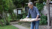 Christian Rach holt die selbstgebackenen Brote aus dem antiken Backofen aus der Rˆmerzeit.  Honorarfrei - nur f¸r diese Sendung bei Nennung ZDF und Axel LischkeChristian Rach holt die selbstgebackenen Brote aus dem antiken Backofen aus der RË†merzeit.  Honorarfrei - nur fÂ¸r diese Sendung bei Nennung ZDF und Axel Lischke