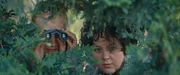 Lola Bouvier (Chloé Jouannet, l.) und Marie-Josée (Salomé Diénis Meulien, r.) beobachten heimlich die Mitglieder der Mannschaft 'Black Weirdos' und wie diese auf ihren Streich reagieren.