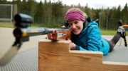 Nina Heins beim Sommer-Biathlon in Notschrei. Beim Schnupperkurs wird statt mit Kleinkaliber mit Lasertag Gewehren geschossen.