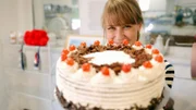 Nina Heins darf ihre eigene Schwarzwälder-Kirschtorte backen.
