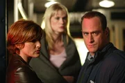 Detective Olivia Benson (Mariska Hargitay, l.), Staatsanwältin Alexandra Cabot (Stephanie March) und Detective Elliot Stabler (Christopher Meloni) wollen den Mord an einer Ermittlerin der Bundesdrogenfahndung aufklären. Detective Olivia Benson (Mariska Hargitay, l.), Staatsanwältin Alexandra Cabot (Stephanie March) und Detective Elliot Stabler (Christopher Meloni) wollen den Mord an einer Ermittlerin der Bundesdrogenfahndung aufklären.