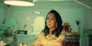 Tracy (Minh-Khai Phan-Thi) arbeitet in ihrem Beauty-Salon.