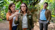 Tierärztin Dr. Suanne Mertens (Elisabeth Lanz, l.) rettet Cheftierärztin Dr. Elif Şahin (Neshe Demir, M.) aus einer gefährlichen Situation: Zoodirektor Jasper Winter (Dominik Weber, r.) beobachtet dies skeptisch.