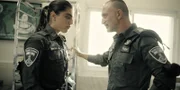 Kommandant Versano (Shalom Michaelshvili) will mit Miri (Noa Astanjelove) noch einmal über den Vorfall bei dem vermeintlichen Geheimeinsatz sprechen.
