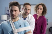 Dr. Matteo Moreau (Mike Adler, l.) untersucht den verunglückten Industriekletterer Oliver Weigand (Pablo Sprungala, l.). Er wundert sich, dass dieser so abweisend zu seiner Lebensgefährtin Jennifer  (Marie Ulbricht, r.) ist.