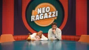 Sophie Passmann und Tommi Schmitt am Tisch ihrer Talkshow "Neo Ragazzi"