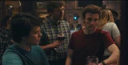 Der junge Medizinstudent Tristan (Maarten Nulens, r.) führt ein unbeschwertes Leben. Im Hörsaal ist er voll fokussiert, doch beim Barbesuch nach der Vorlesung zeigt sich Tristan vor seinen Kommilitonen Tanguy (Thomas Van Caeneghem, M.) und Vince (Vincent Van Sande, l.) von einer ganz anderen Seite.