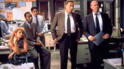 Von links (vorne): Detective Monique Jeffries (Michelle Hurd), Detective Ed Green (Jesse L. Martin), Lennie Briscoe (Jerry Orbach) und Captain Donald Cragen (Dann Florek) begeben sich auf Spurensuche in einem neuen Fall.