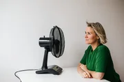 Line ist 46 und spürt seit einem halben Jahr die ersten Symptome der Wechseljahre. Dazu gehören zum Beispiel Hitzewallungen, Stimmungsschwankungen und Schlafstörungen.