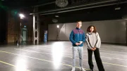 "PUR+"-Moderator Eric Mayer findet gemeinsam mit Gastmoderatorin Chantal Epih, bekannt aus der Mädchen-WG, heraus, was genau Rassismus bedeutet. Sie nehmen gemeinsam mit anderen Teilnehmern und Teilnehmerinnen an einem sogenannten Linienwalk teil.