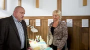 Jan Reuter (Udo Kroschwald, l.) befragt die Ex-Frau (Katarina Tomaschewsky, r.) von Jan Unger, auf den ein Giftanschlag verübt wurde.
