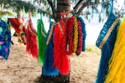 Bunte Baströcke an einer Leine auf Yasawa Rara, Fidschi-Inseln.