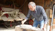 Christian Rach versucht sich am rˆmischen Handm¸hlstein im Brotmuseum Ebergˆtzen.  Honorarfrei - nur f¸r diese Sendung bei Nennung ZDF und Axel LischkeChristian Rach versucht sich am r?mischen Handm?hlstein im Brotmuseum Eberg?tzen.  Honorarfrei - nur f?r diese Sendung bei Nennung ZDF und Axel Lischke