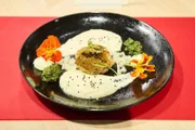 Gericht: Kohlrabi vom Blatt zur Wurzel: Schnitzel, Püree, gepickelter Kohlrabi, Pesto und Chips mit Wasabicreme, Vegetarisch von Nina Drenkelforth.