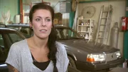 Tagtäglich wird Barbara schmerzhaft an den Verlust ihres Ehemanns erinnert. Durch seine Sammelleidenschaft haben sich vor seinem Tod Unmengen an Trödel angehäuft. Trödelprofi Otto Schulte soll helfen. Bild: Eva