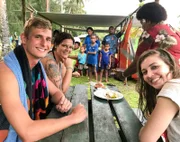 Crew- und Praktikantenausflug mit Hummeressen mit Einheimischen. Schreinerpraktikant Lukas Eder, Krankenschwester Miriam Turbanisch und Famulantin Veronika Dudek auf Yasawa I Rara auf den Fidschi-Inseln.