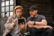 Margrethe (Josephine Park) und Niels (Jacob Lohmann) schauen sich Videos von der Jagdgesellschaft auf Schloss Nørlund an.
