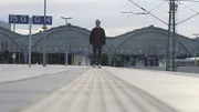 Tobi steht an einem Außengleis des Leipziger Hauptbahnhofs