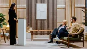 Susanne Schröter (M.) und Düzen Tekkal (l.) zu Gast bei Leon Winscheid (r.) auf der Couch.