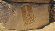 In Abydos versucht das Archäologen-Team, einen antiken Tempel zu datieren. Königskartuschen an der Tempelmauer liefern den entscheidenden Hinweis!