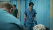Ein akuter Notfall verlangt Adams (Ben Whishaw) volle Aufmerksamkeit. Eine Mutter und ihr Baby drohen zu sterben. Adam weiß genau, was zu tun ist.