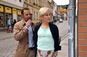 Klara (Wolke Hegenbarth, r.) verfolgt Anne Bramstedt in den Straßen von Quedlinburg, Hauptkommissar Paul Kleinert (Felix Eitner, l.) schleckt genüsslich sein Eis.