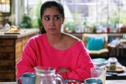 Esma (Özge Delioglan) realisiert schockiert, dass Sven in der WG übernachtet hat.