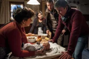 In der Weihnachtszeit hat das Jugendamt zu wenig Mitarbeiter, um sich um das Findelkind zu kümmern. Lisbeth (Monika Baumgartner, l.) übernimmt das sehr gern. Ihre Familie - Lilli (Ronja Forcher, 2.v.l.), Hans (Heiko Ruprecht, 2.v.r.) und Martin (Hans Sigl, r.) - ahnt, dass sie sich den Kleinen so schnell nicht wieder nehmen lassen wird.