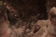 Dorf Yomitan, Okinawa: Skulpturen menschlicher Schädelfiguren in der Chibichiri Gama. Die Chibichiri Gama, eine 100 Fuß tiefe Höhle, wurde während der Schlacht um Okinawa von der einheimischen Zivilbevölkerung als Versteck vor den amerikanischen Invasoren genutzt.