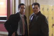 Beginnt für Det. Scott Valens (Danny Pino, l.) und Det. Nick Vera (Jeremy Ratchford, r.) ein Wettlauf mit der Zeit?