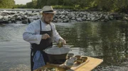 Mike Nährer kocht Bachforelle am Traisenufer