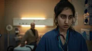 Völlig ausgebrannt und allein gelassen, muss Shruti (Ambika Mod) die Schicht als einziger anwesender Arzt selbst leiten. Die Gewissheit, dass nach dem letzten Patienten (Kalim Janjua) unzählige weitere warten, treibt Shruti immer näher an ihre Grenzen.