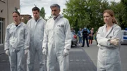 Charlotte (Cheyenne Pahde, l.), Umut (Uğur Ekeroğlu, 2.v.l.), Sami (Neil Malik Abdullah, 2.v.r.) und Koko (Birte Hanusrichter, r.) sind geschockt, als sie feststellen, dass es sich bei dem Toten um ihren Kollegen Kelting handelt.
