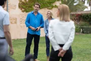 Miranda (Elen Rhys, 2.v.r.) und Max (Julian Looman, 2.v.l.) konfrontieren den Mafioso Leon Grec (David Lifschitz, l.) und Elsa Navarro (Tara Marie Linke, r.), die mehrere seiner Firmen managt, mit Fragen zu dubiosen Geschäften und ihrer Verbindung zum Buchhalter Aled Mallory.