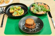 Gericht: Zucchini-Auberginen-Auflauf & Tomaten-Basilikum-Bruschetta & Lachs-Carpaccio, die Vorspeise von Marcel Pokorny.