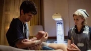 Nach einer scheinbar reibungslosen Geburt macht Adam (Ben Whishaw) eine fatale Entdeckung. Adam muss sofort handeln, um das Leben seiner Patientin zu retten, doch die Hebamme Serena (Lucy Russell) hat eine schlechte Nachricht.